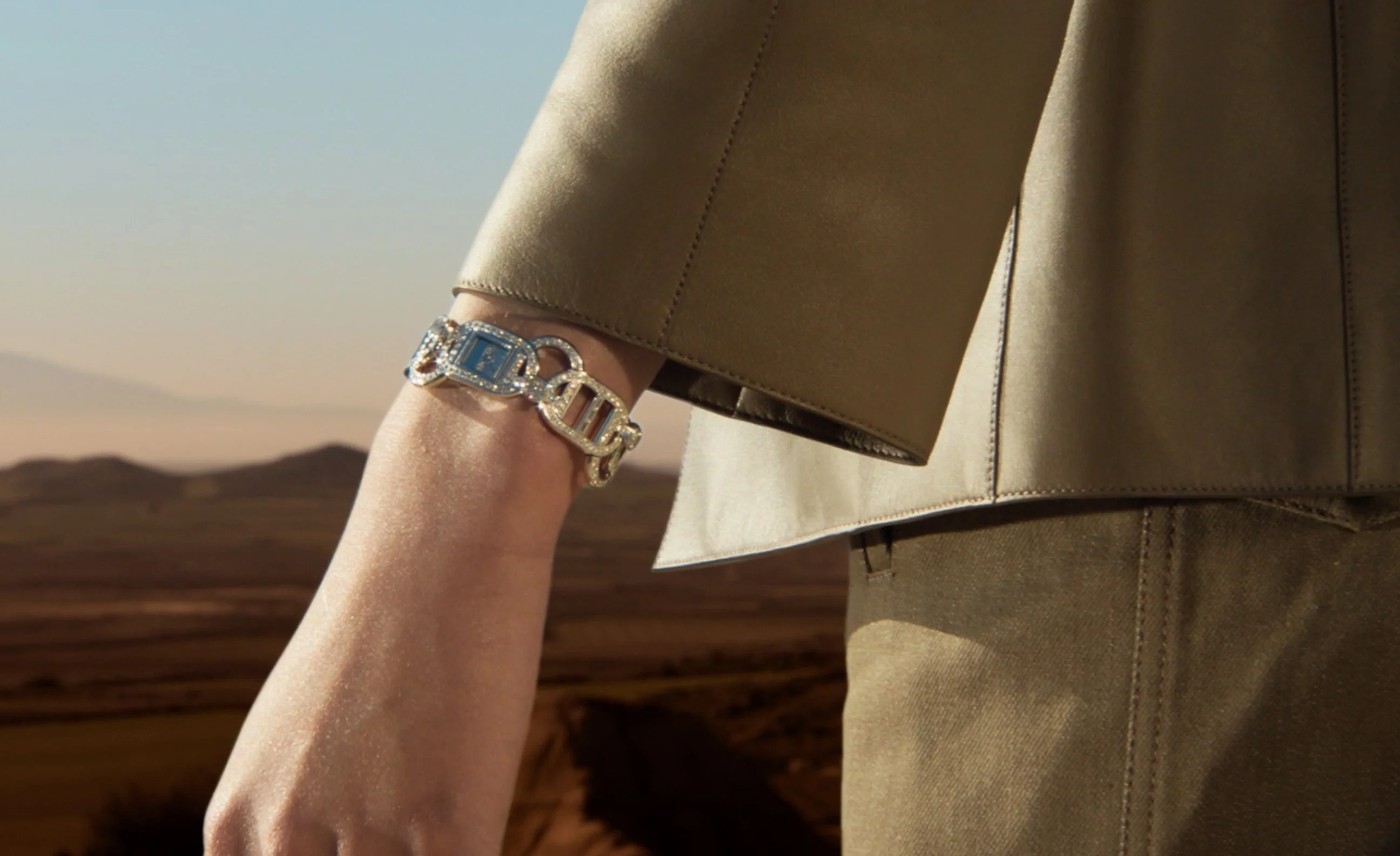 HERMÈS — "Le Temps suspendu" Montre Arceau — visuel 2
